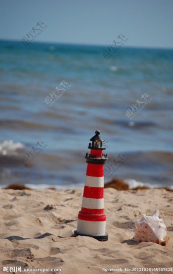 沙滩上的灯塔图片