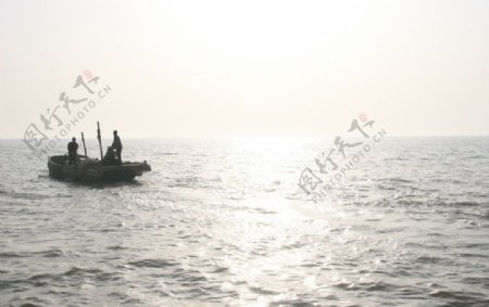 渔船与日出的大海图片