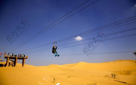 沙漠中玩滑索的人图片