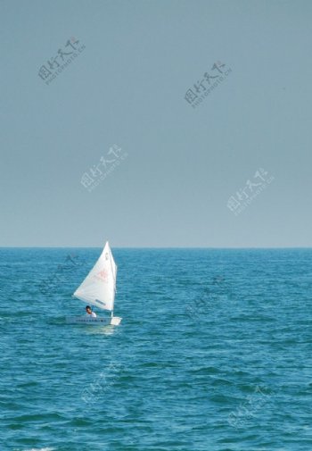 海面上的孤帆图片