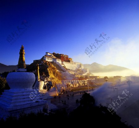 西藏晨光下布达拉宫图片