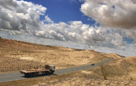 新疆沙漠中的公路图片