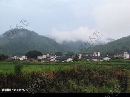 雨后宁静的村庄图片