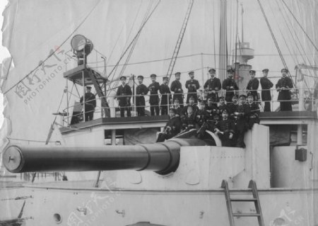 旧日本海军巡洋舰浪速军官合影图片