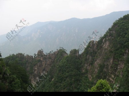 山顶险峰图片