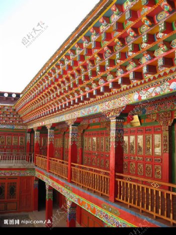 松赞林寺中的连廊之一图片