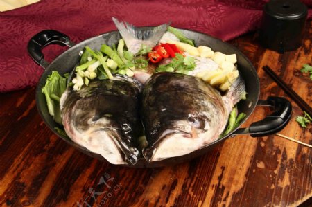 大锅焖大头鱼图片