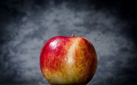 红色成熟苹果图片