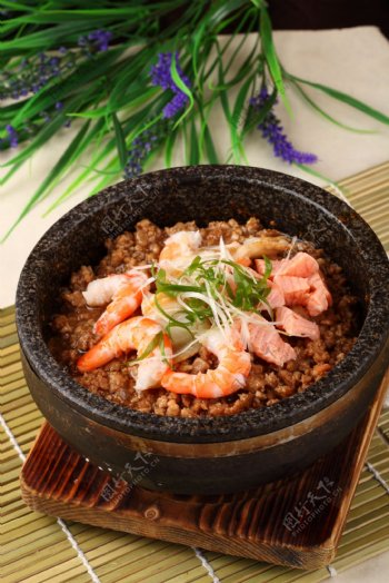 海鲜肉酱石锅饭图片