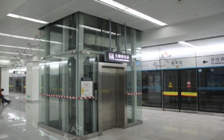 天津地铁自动电梯电梯图片
