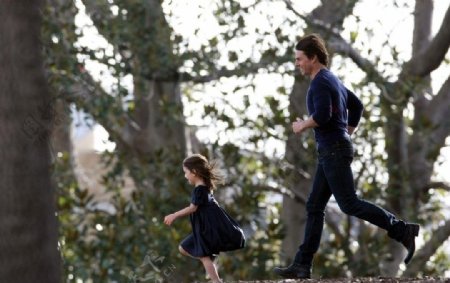 汤姆克鲁斯带着女儿苏瑞在公园玩耍图片