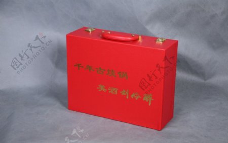 高档红色皮制酒具礼品盒图片