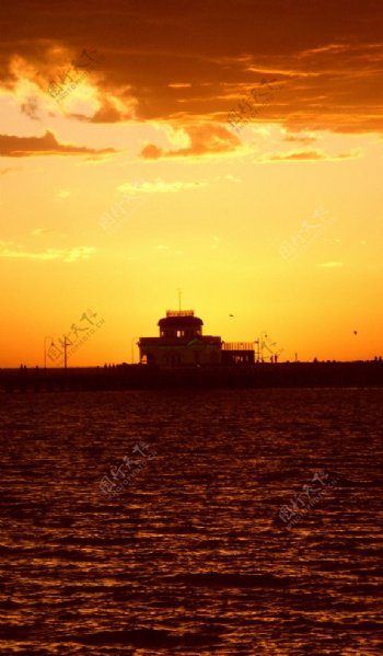 风景名胜建筑景观自然风景旅游印记夕阳下的墨尔本海面图片