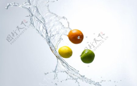 水中的水果系列图片