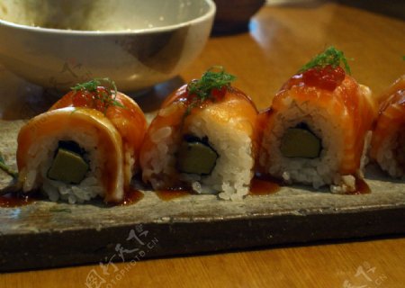 酪梨鮭魚壽司图片