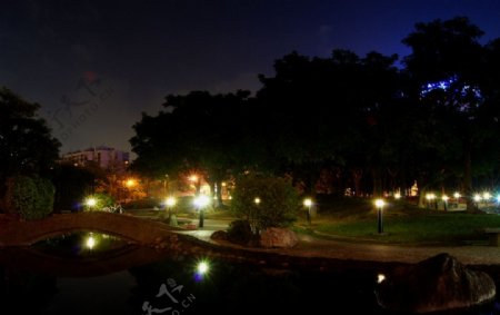 台北公园公园一角拱桥入夜图片
