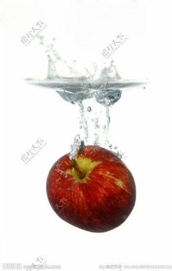苹果落水瞬间图片