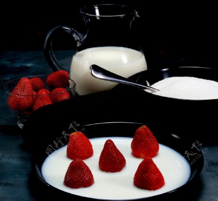 红草莓与牛奶图片