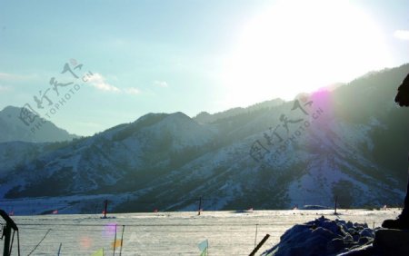 雪场滑雪冰太阳光晕山脉空旷图片