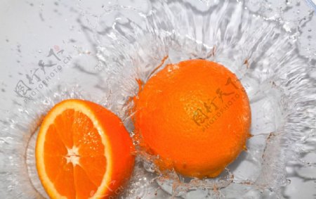 飞溅的水花橙子图片