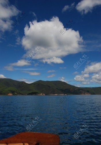 丽江泸沽湖蓝天白云湖面山水美景仙境小岛图片