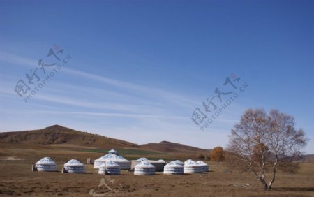 蓝天下的蒙古包图片