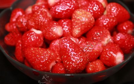 草莓一碗图片