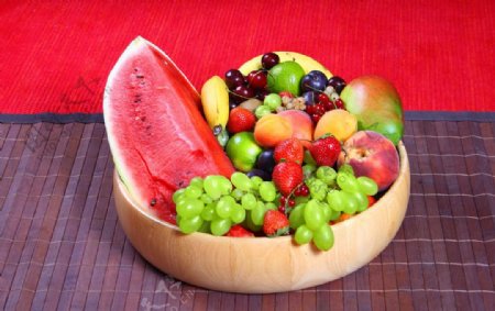 水果与木碗图片