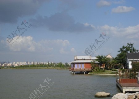 苏州金鸡湖湖水木屋图片