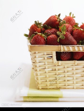 一筐草莓图片