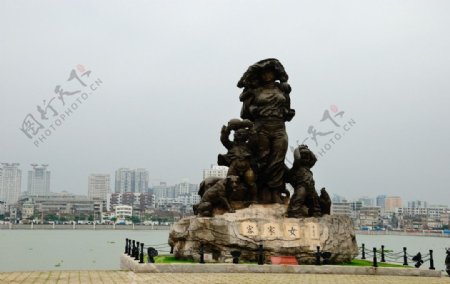 广东省惠州市东江公园客家女雕塑图片