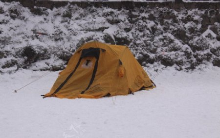 雪地里的帐篷图片