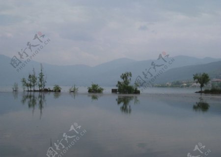 邛海湖中小岛图片