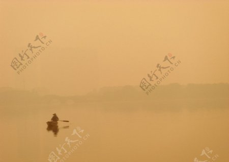 晨雾中的瓜渚湖图片