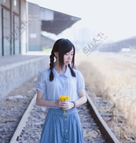 铁路清新拿花少女图片