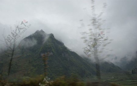山峰乌云图片