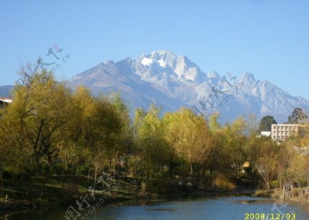 玉龙雪山近景图片