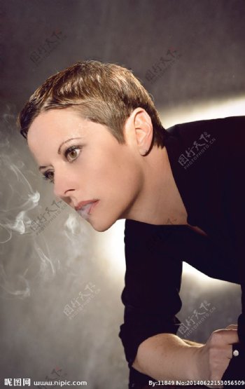 吸烟的美女图片