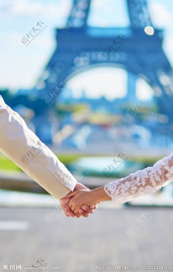 巴黎铁塔下的情侣图片