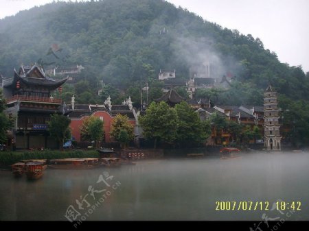 沱江雨景图片