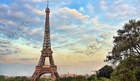 巴黎埃菲尔铁塔黄昏图片