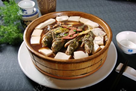 菜汁豆腐烧阿婆鱼图片