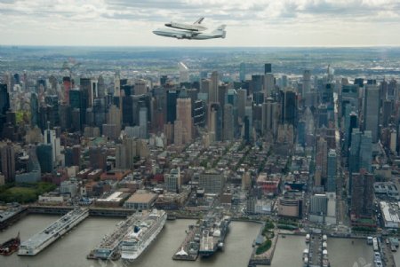 航天飞机飞过城市图片