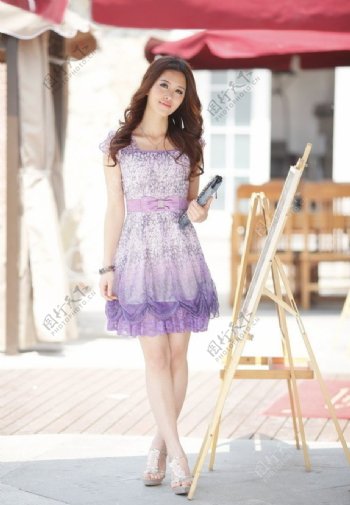 紫色连衣裙图片