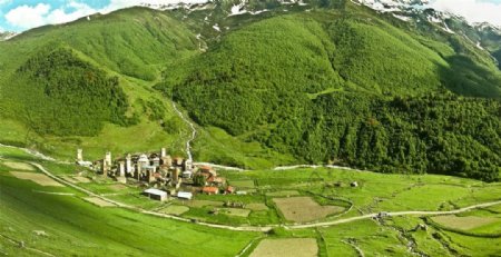 格鲁吉亚斯瓦涅绿色高山下梯田图片