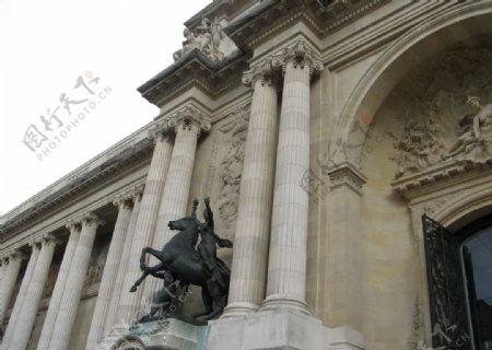 巴黎王宫大门右侧雕塑图片
