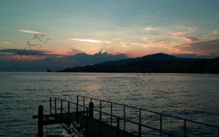 瑞士日落時的萊蒙湖图片