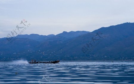 茵莱湖的游船图片