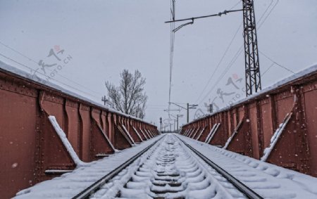 红色铁路桥图片