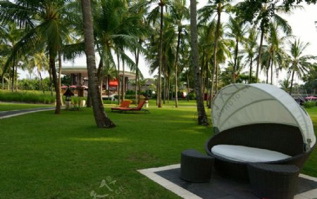 印尼某酒店花园中人性化的休息设施图片